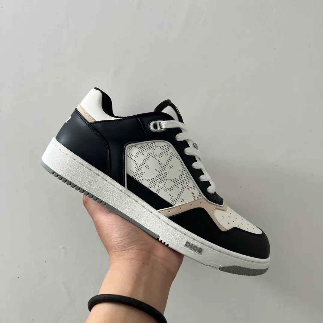 👟👟Ex-factory price 560👟👟 Men's size +10 Dior B27 series ✨2024 upgraded version purchasing agent grade ✨Super🔥sports shoes👫couple shoes. The high version 1:1 adopts oil edge lasting technology, the fabric is imported first-layer cowhide + high-tech fabric, and the inner cowhide + customized lining. TPU original engraved outsole. More than 30 colors of high-soled boots are available. Size: 35-42 for women and 38-46 for men. Bosses are welcome to compare...